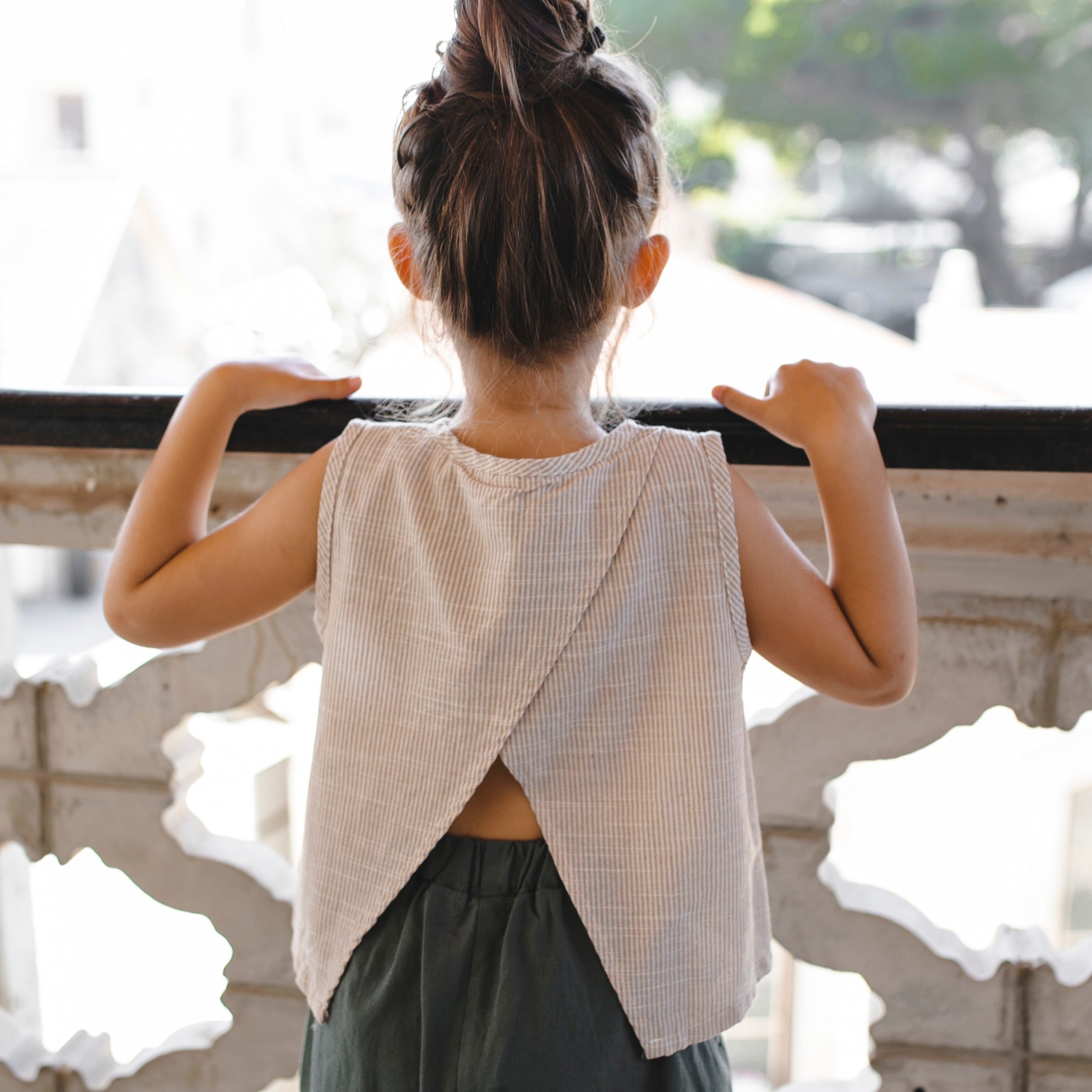 Linen top with a slit at the back "Sunny" (beige stripe) - PaPeony