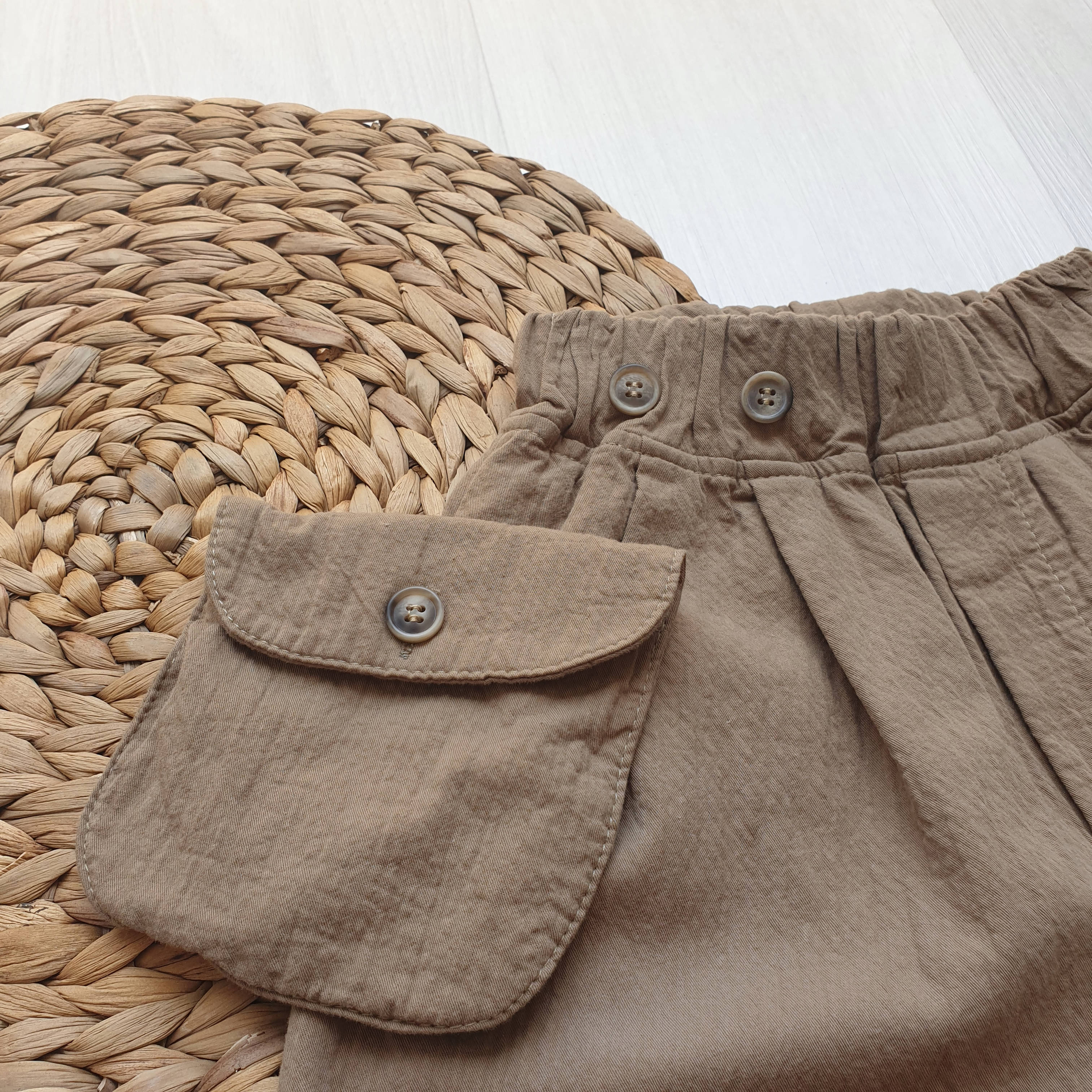 מכנסיים עם כיס חיצוני (ירוק חקי) - PaPeony