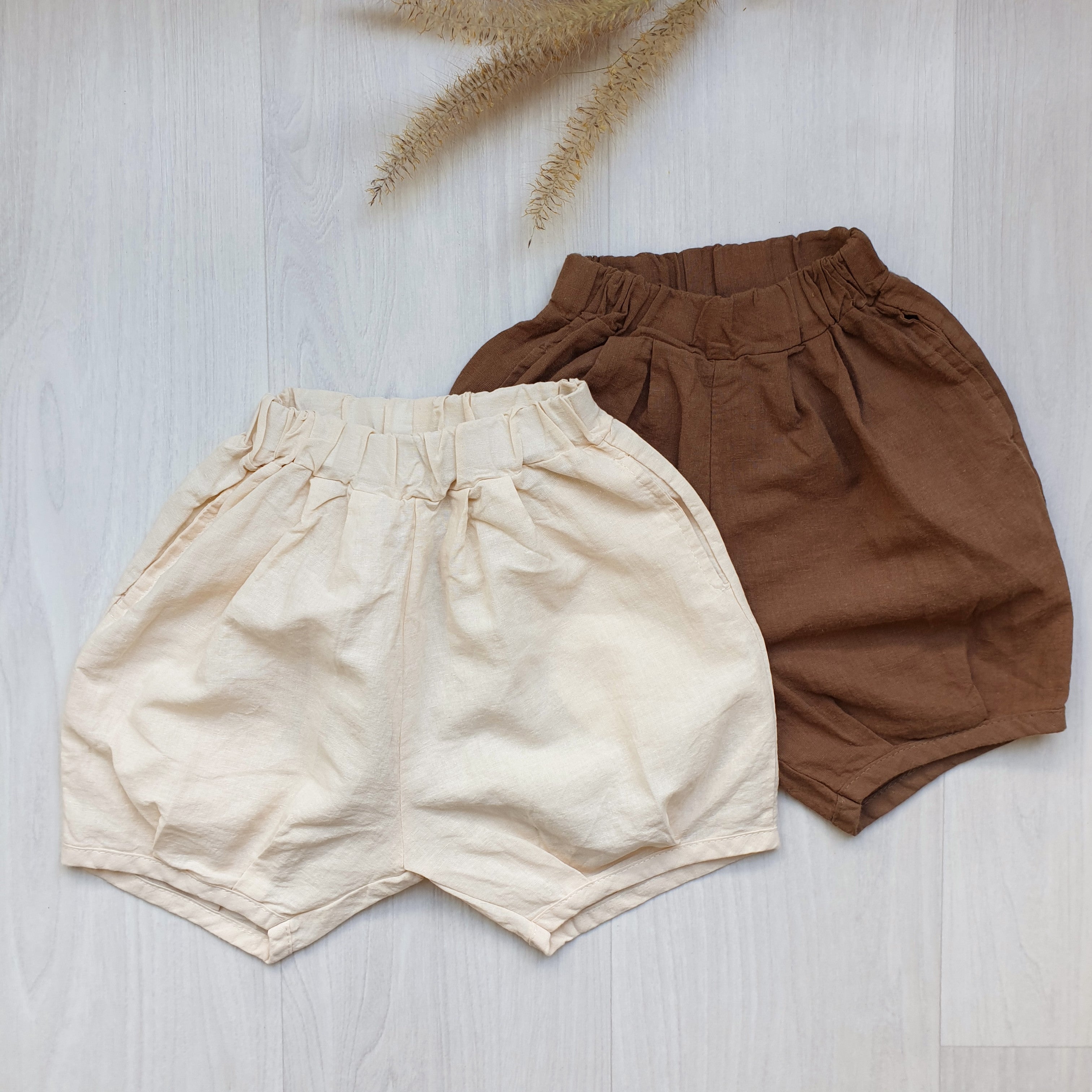 מכנסיים קצרים עם קפלים (שמנת) - PaPeony