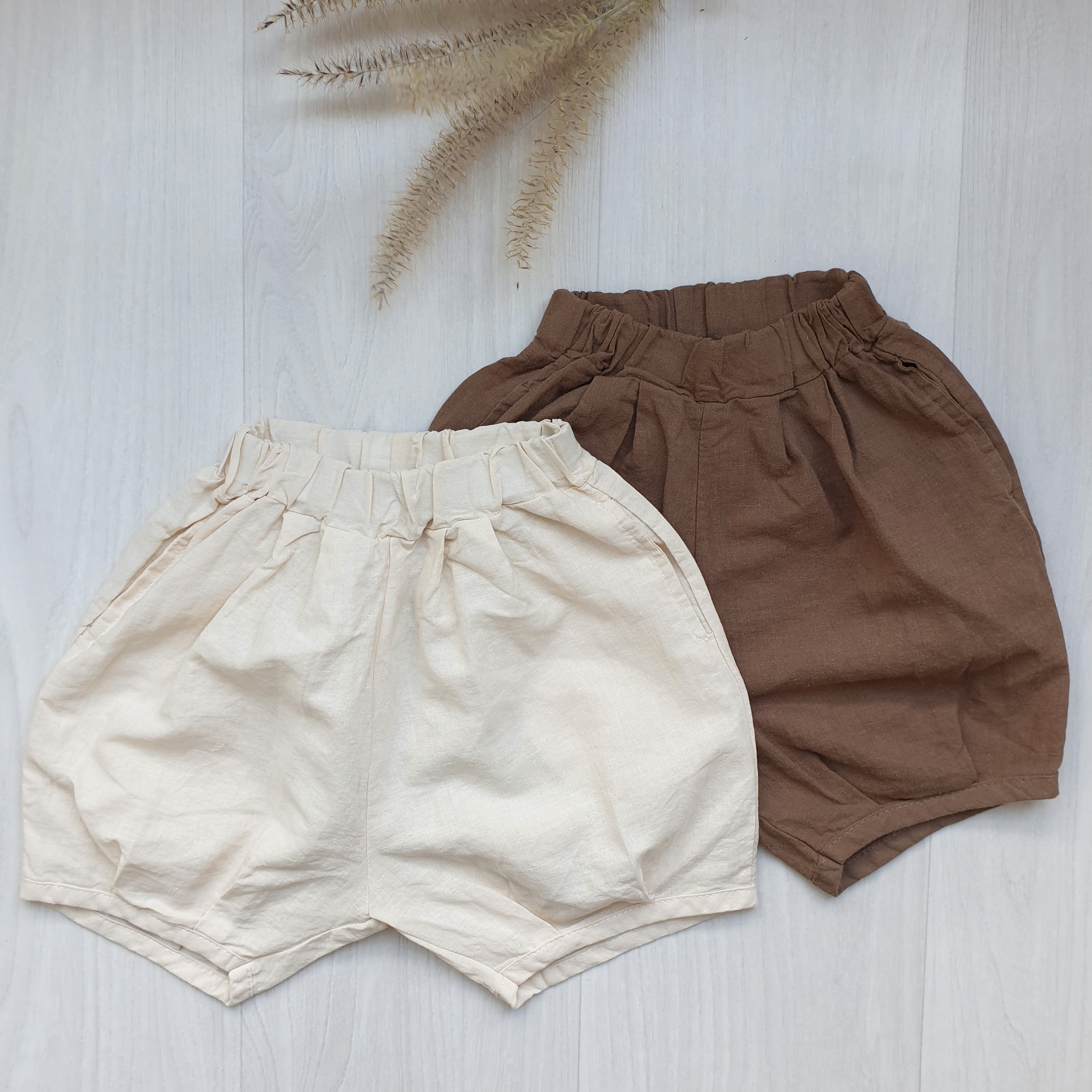 מכנסיים קצרים עם קפלים (שמנת) - PaPeony