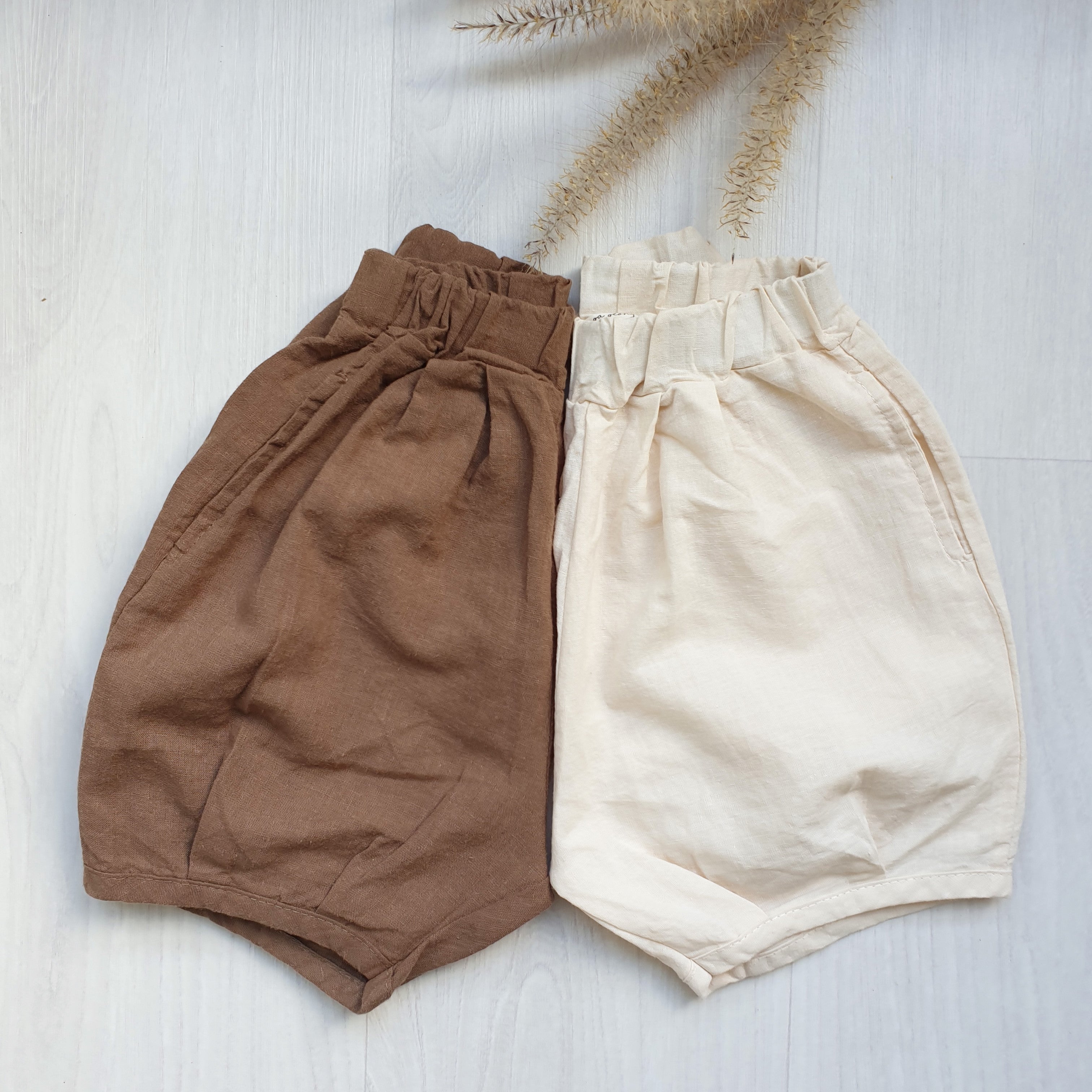 מכנסיים קצרים עם קפלים (שמנת) - PaPeony