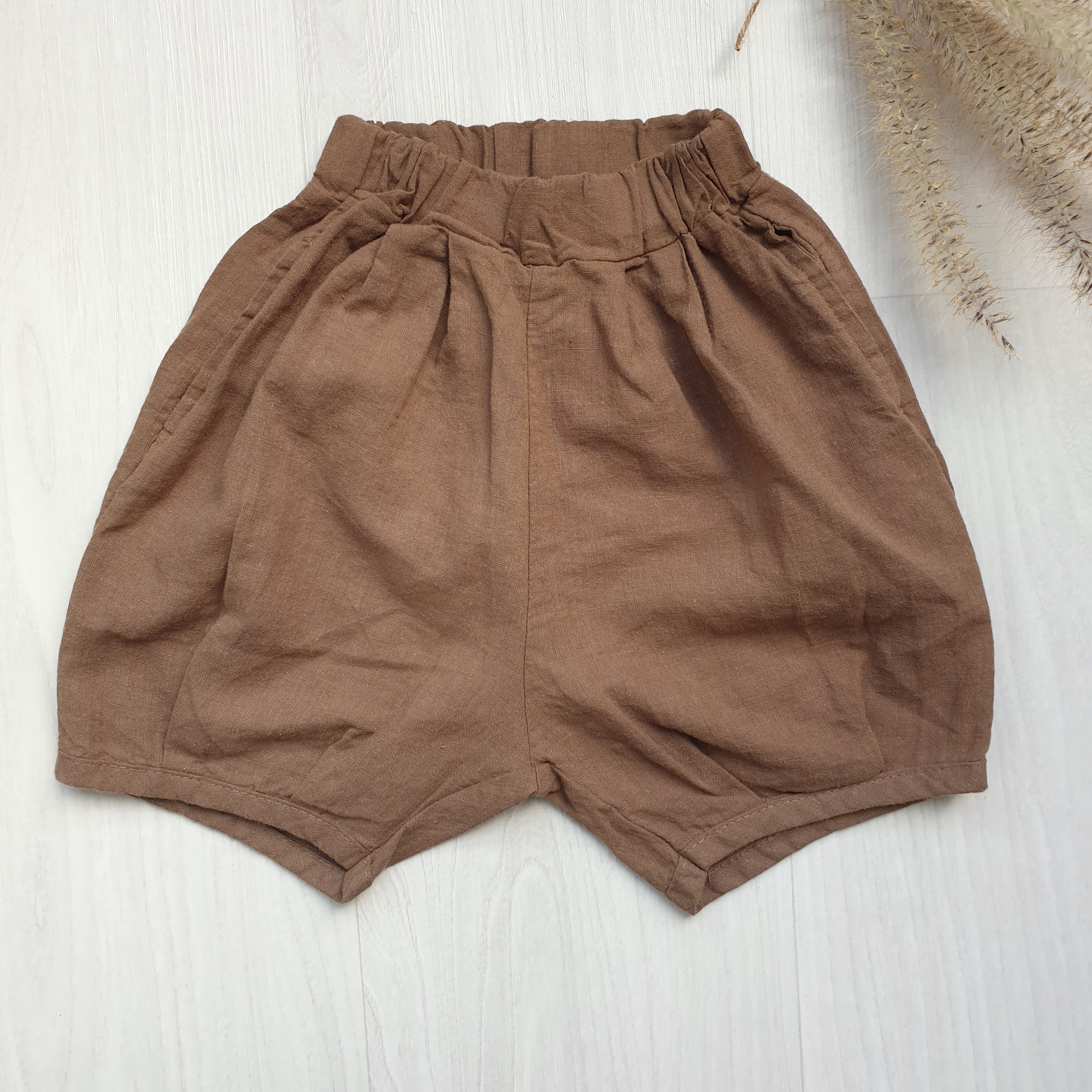 מכנסיים קצרים עם קפלים (שמנת) - PaPeony