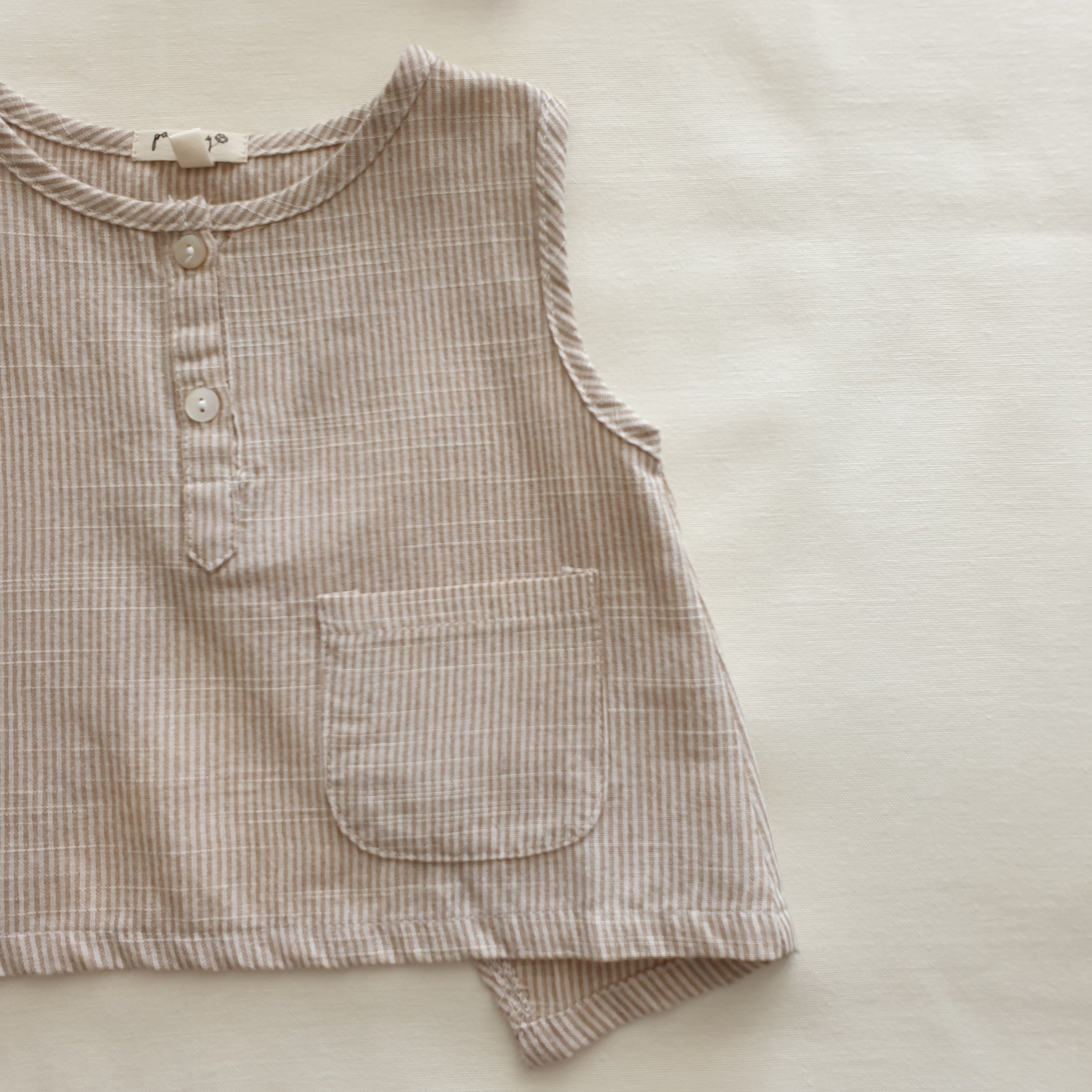 גופית פשתן עם שסע בגב (פס שחור) - PaPeony