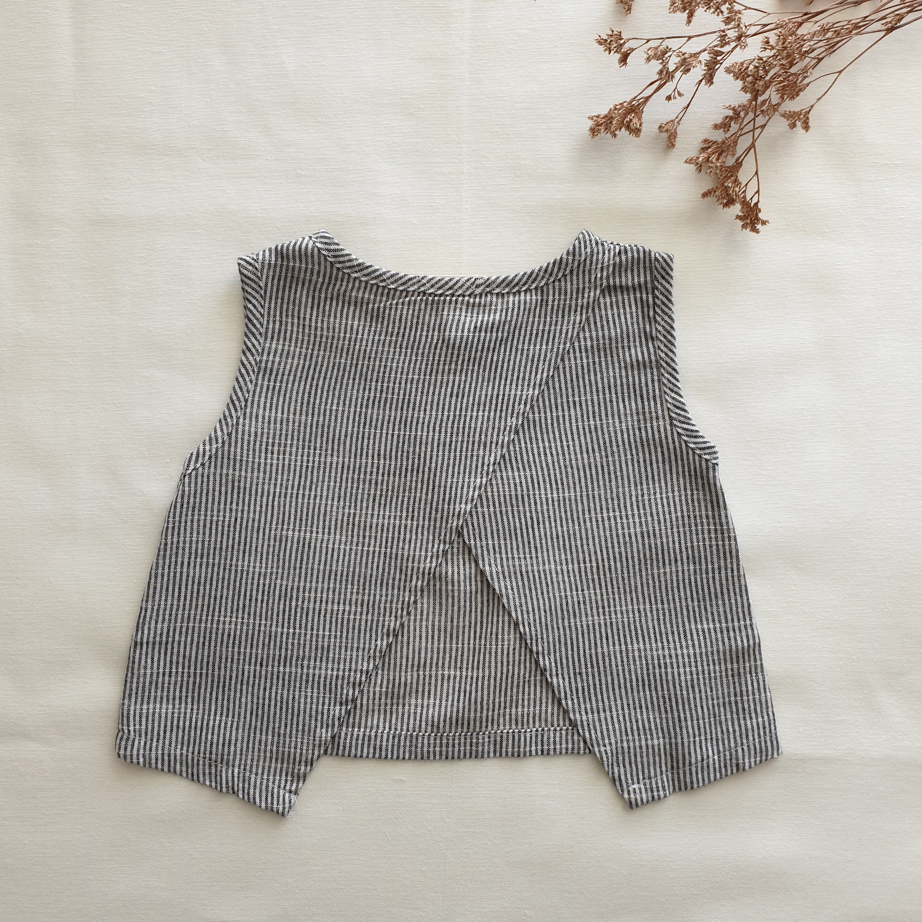 גופית פשתן עם שסע בגב (פס שחור) - PaPeony