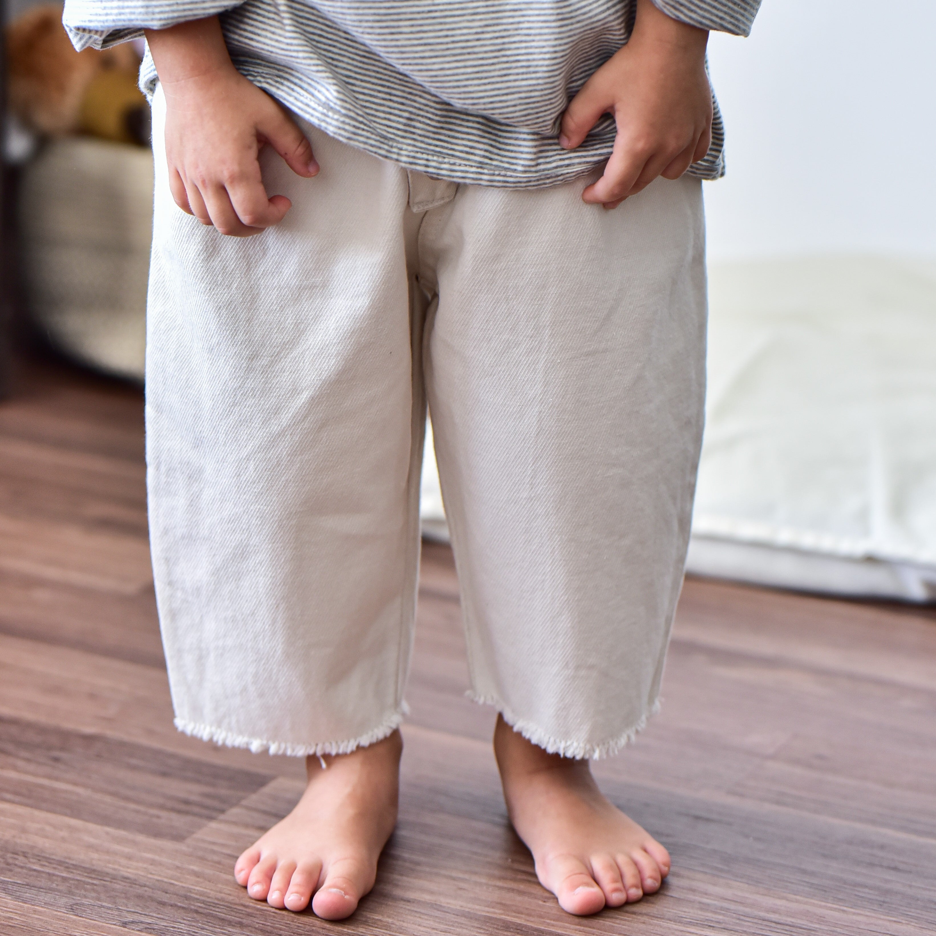 מכנסיים עם כפתורים דקורטיביים (אוף וויט) - PaPeony