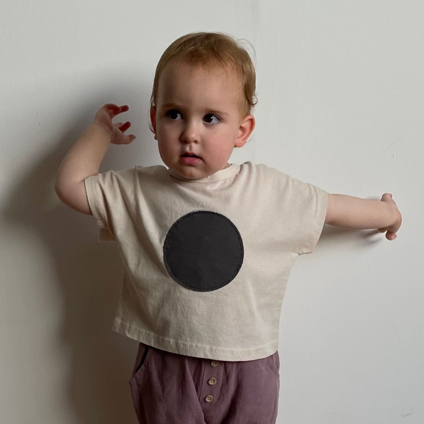 חולצת טי עם עיגול "גבי" - PaPeony