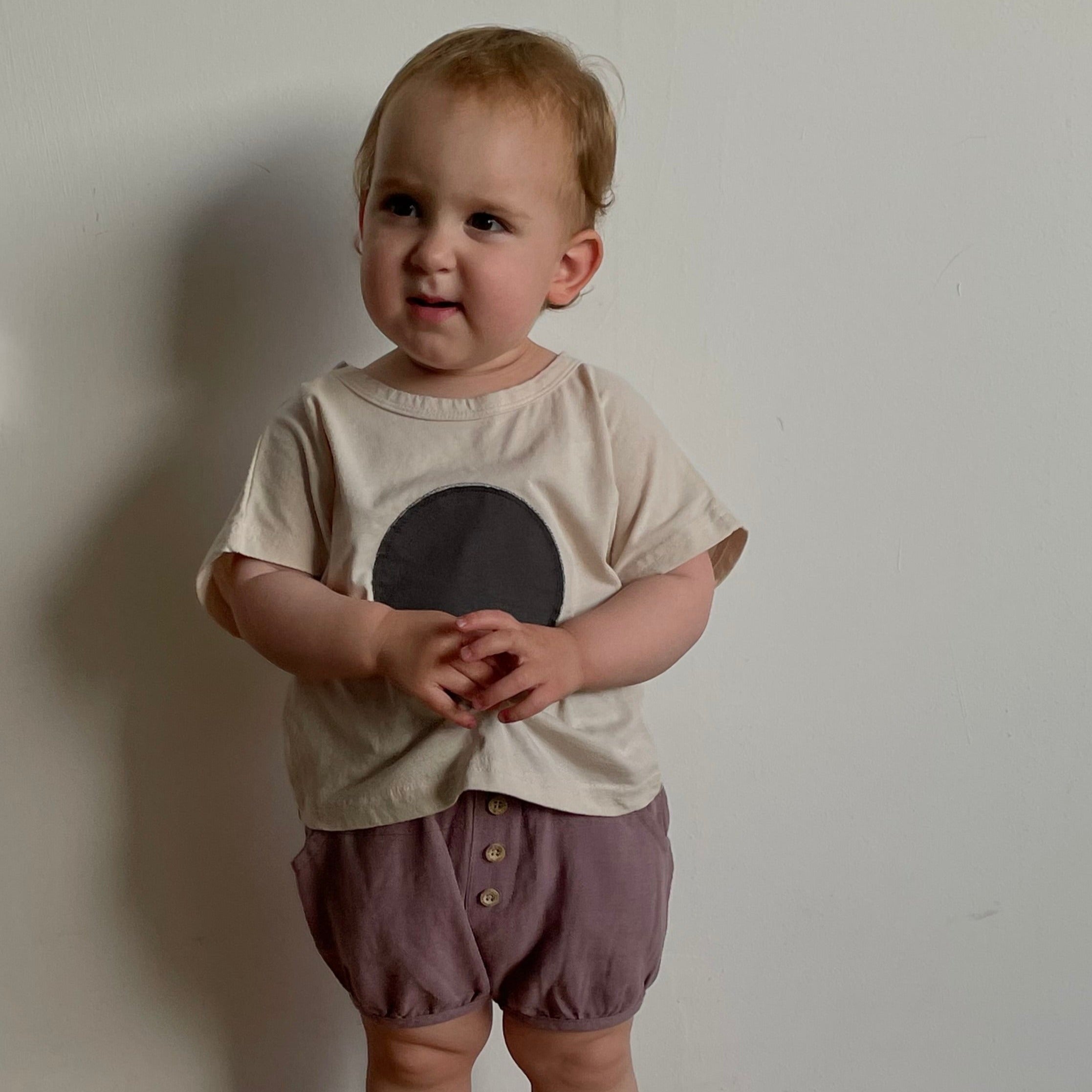 חולצת טי עם עיגול "גבי" - PaPeony