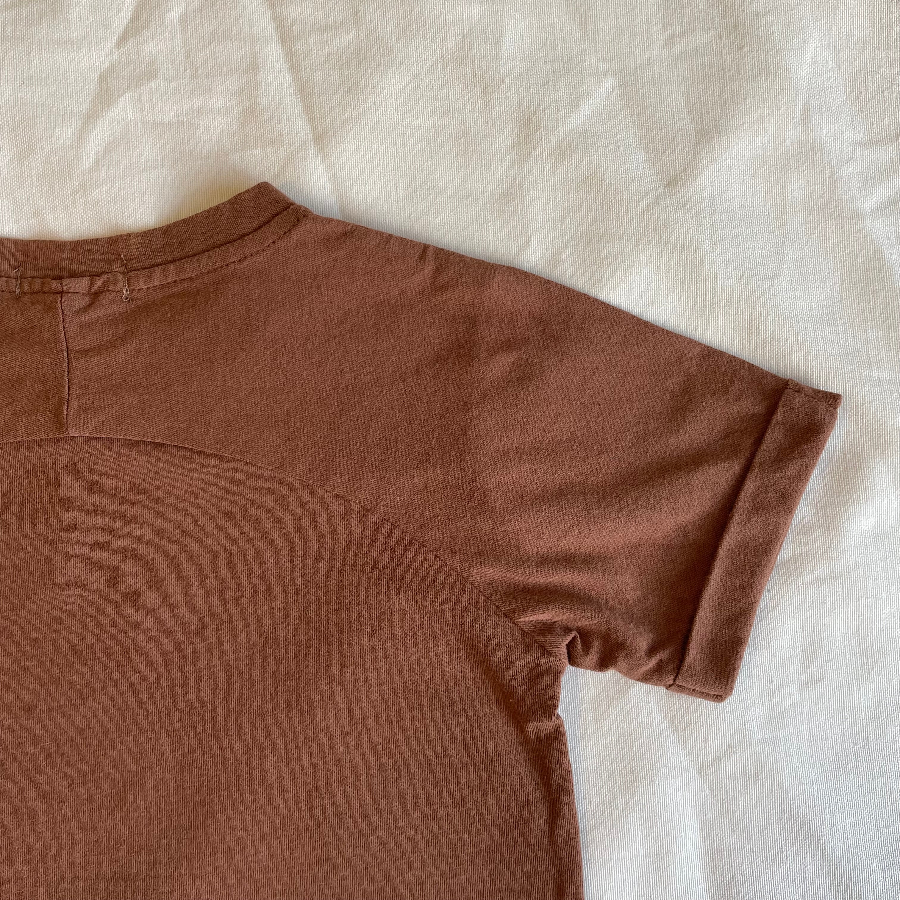 חולצת טי עם גב תפור (אופוויט) - PaPeony