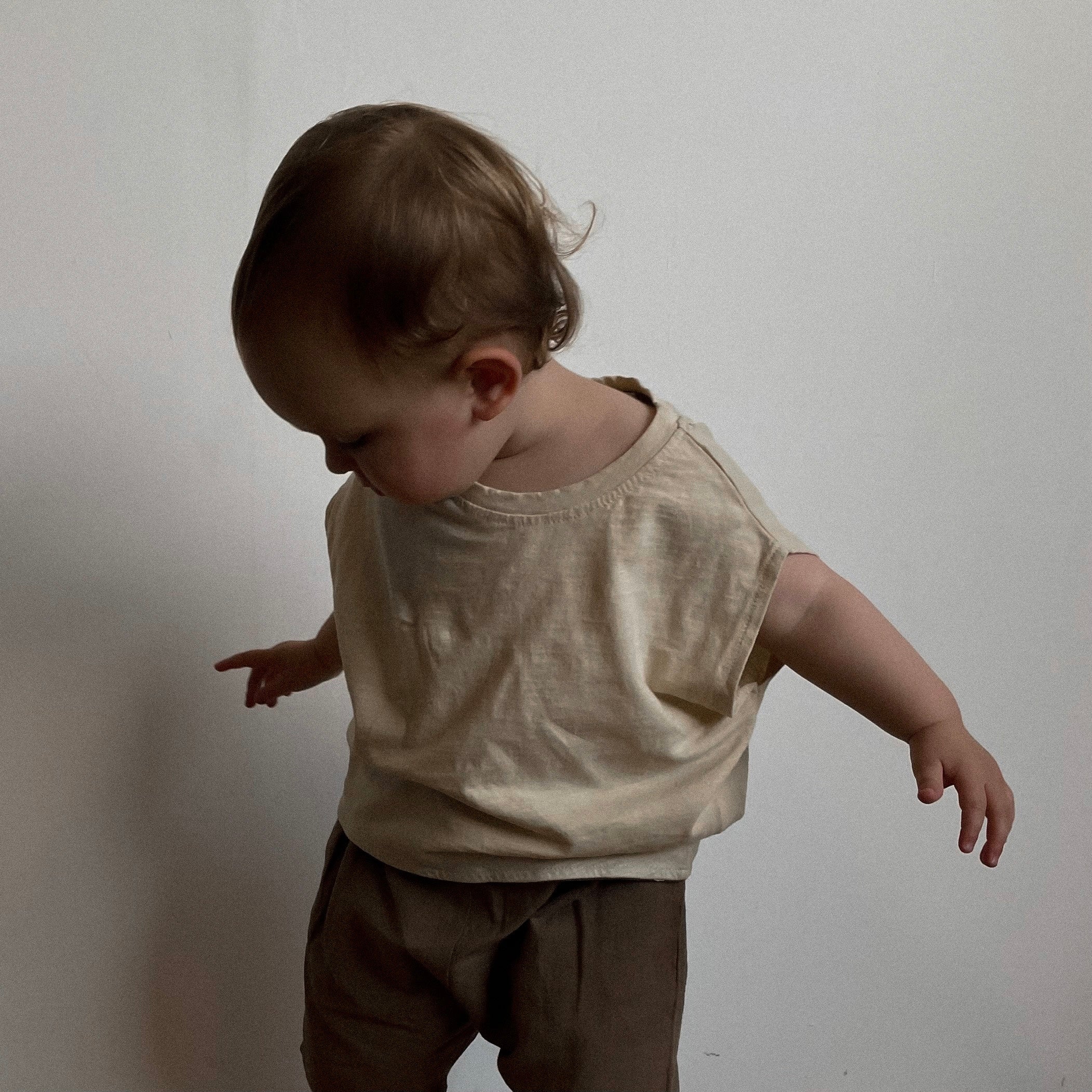 גופייה רחבה "אנדי" (חום) - PaPeony