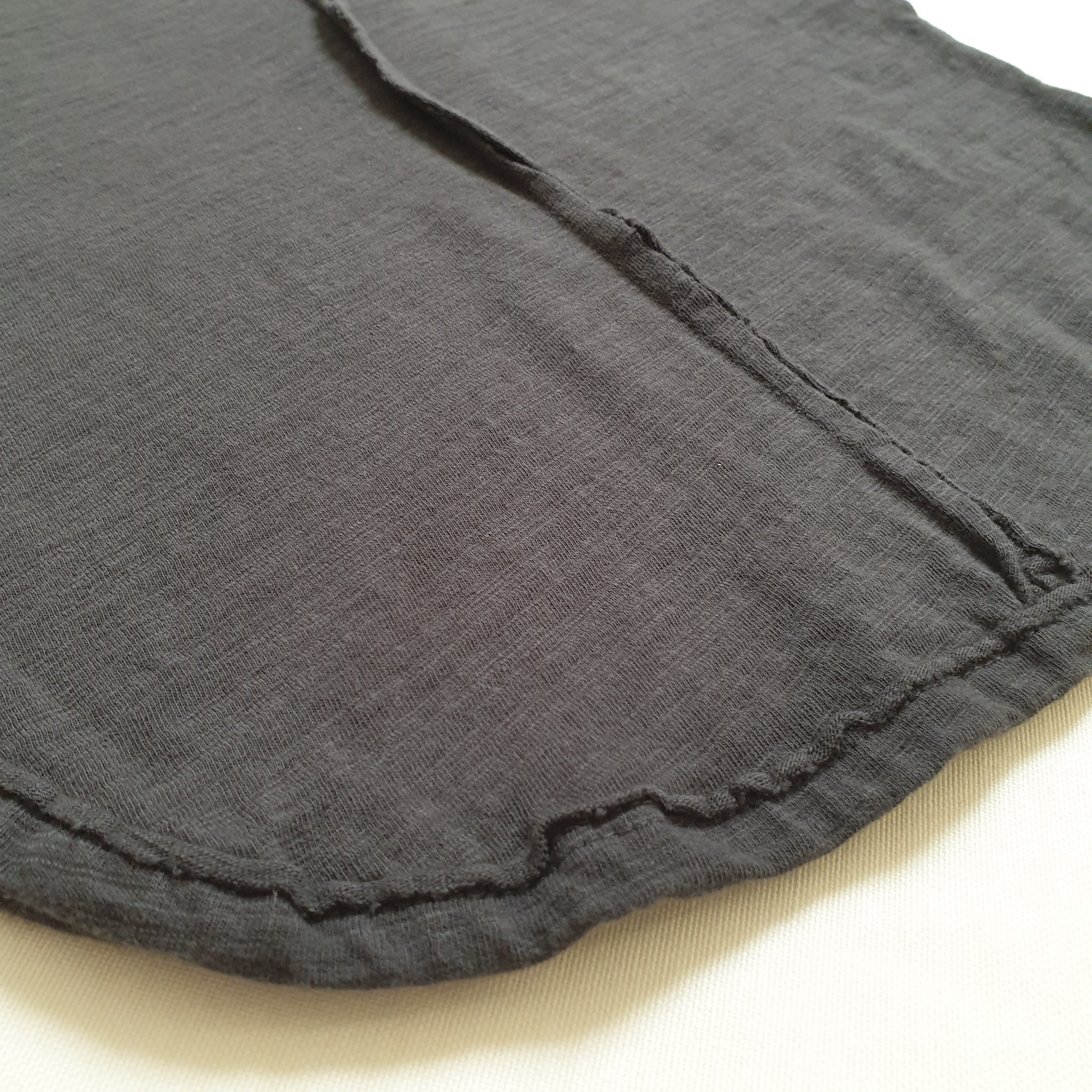 חולצת טי עם תפר חצוני בגב (אפור כהה) - PaPeony