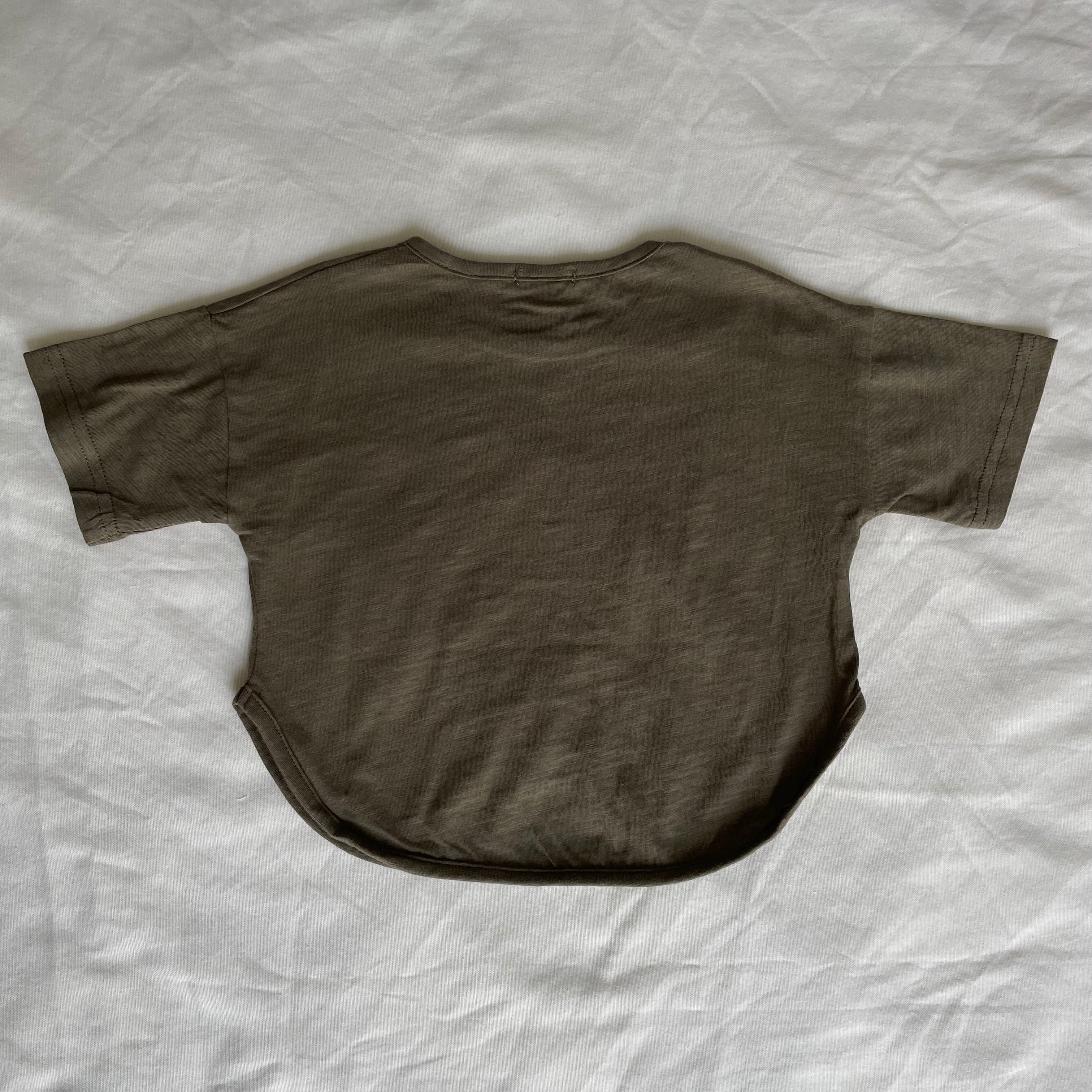 חולצת טי שרוול קצר "ניקי" (ירוק צבאי) - PaPeony