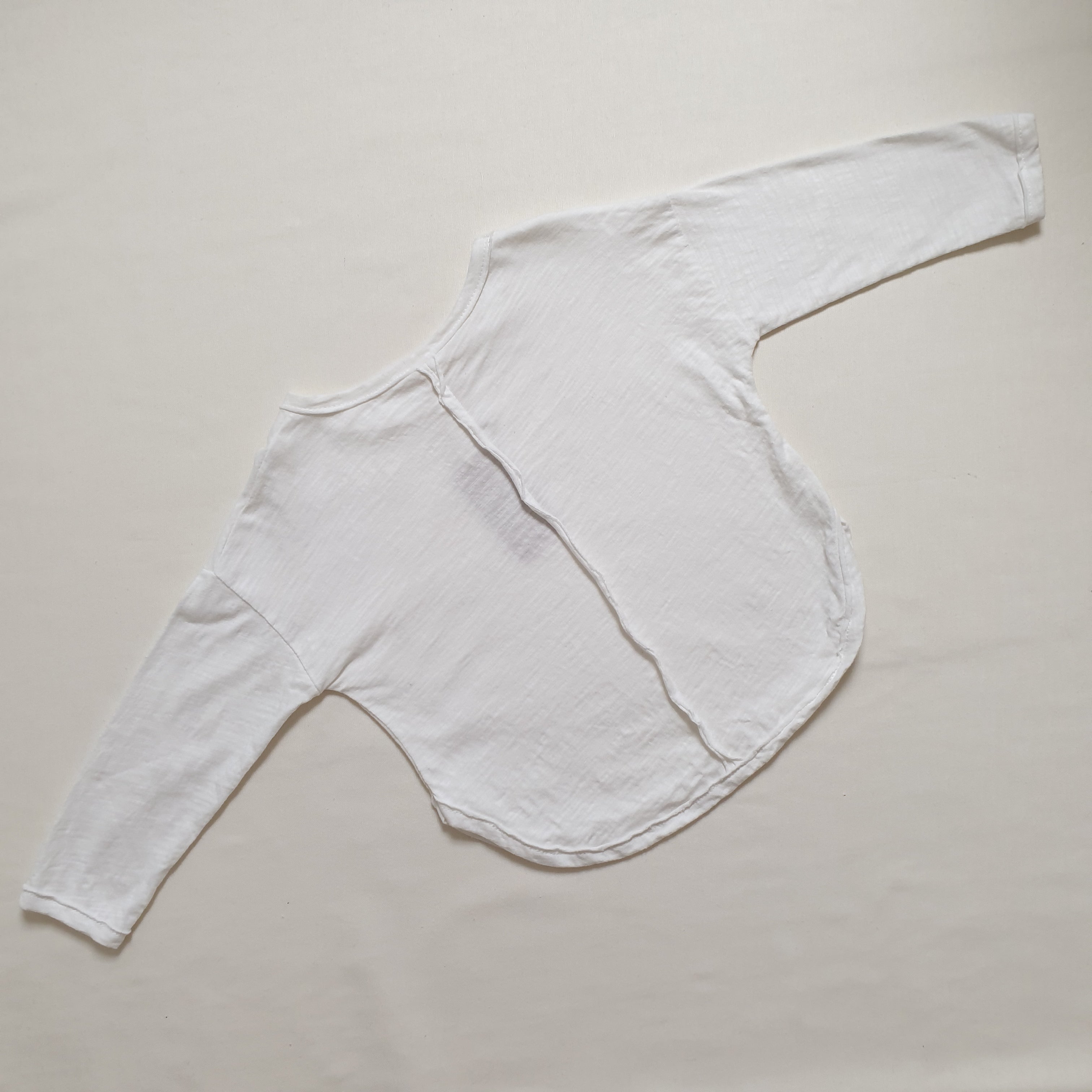 חולצת טי עם תפר חצוני בגב (לבן) - PaPeony