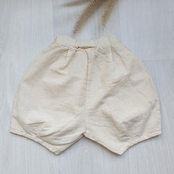 מכנסיים קצרים עם קפלים (שמנת) - PaPeony