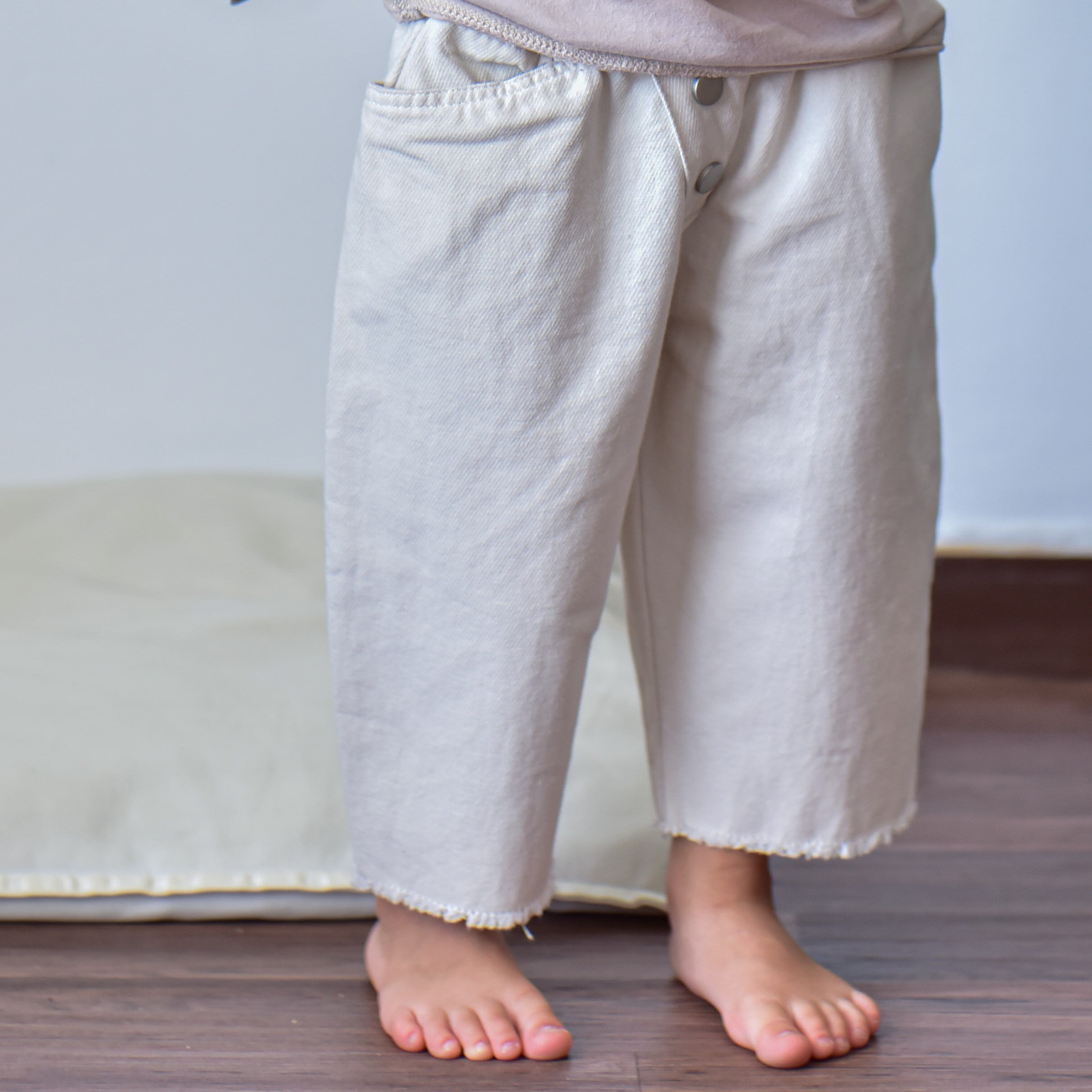 מכנסיים עם כפתורים דקורטיביים (אוף וויט) - PaPeony